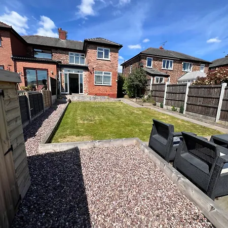 Dom wakacyjny Spacious, Cosy & Stylish 3 Bed In Salford, Near Trafford Park - Free Parking
