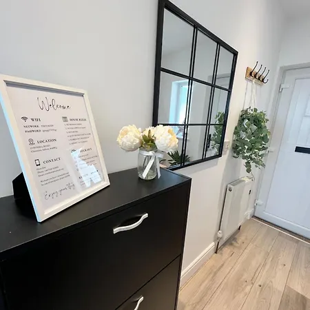 Casa de Férias Spacious, Cosy & Stylish 3 Bed In Salford, Near Trafford Park - Free Parking *