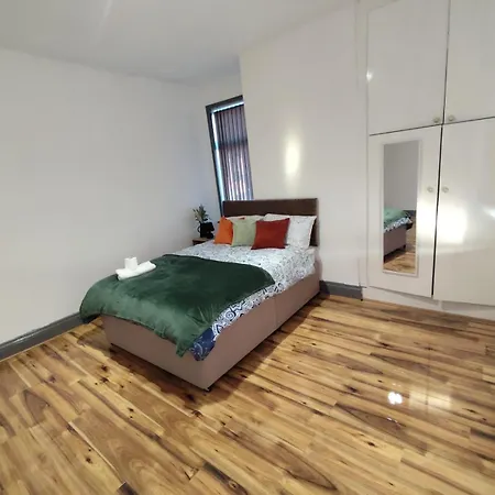 Double-bedroom In The Heart Of Harpurhey A4 Perfect For Short Vendégház
