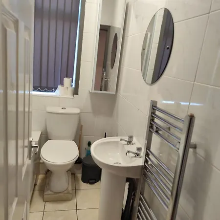 Double-bedroom In The Heart Of Harpurhey A4 Perfect For Short * Manchester