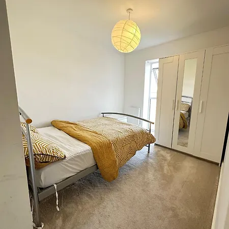 A Double Bedroom In With Free Parking Privatunterkunft