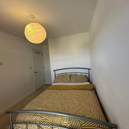 A Double Bedroom In With Free Parking * Manchester