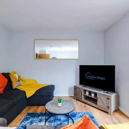 Stunning Townhouse In Salford, Free Parking, Pool Table, Table Tennis, 4bedrooms