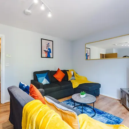 Stunning Townhouse In Salford, Free Parking, Pool Table, Table Tennis, 4bedrooms *