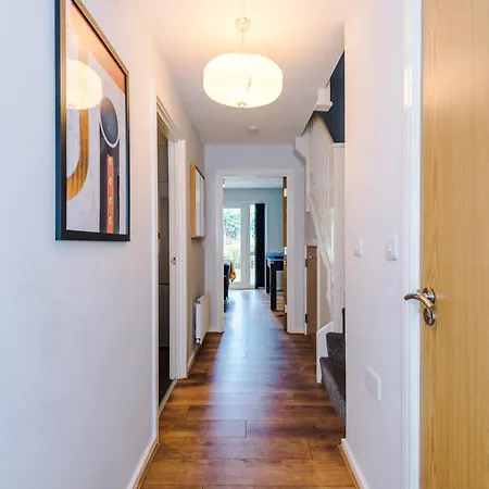 Stunning Townhouse In Salford, Free Parking, Pool Table, Table Tennis, 4bedrooms Manchester