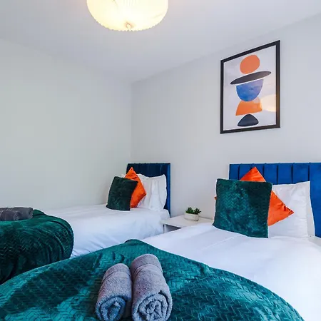 Stunning Townhouse In Salford, Free Parking, Pool Table, Table Tennis, 4bedrooms