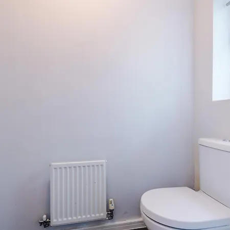 Stunning Townhouse In Salford, Free Parking, Pool Table, Table Tennis, 4bedrooms Manchester