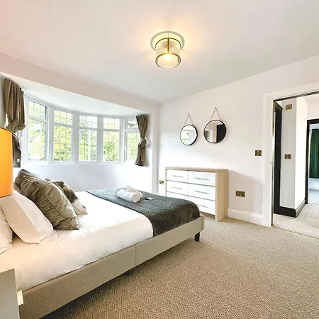 Bright 5 Bedroom House In Didsbury, Tatil Evi Manchester