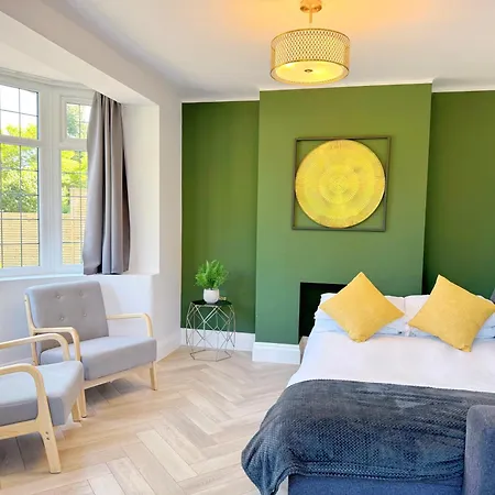 Bright 5 Bedroom House In Didsbury, בית נופש