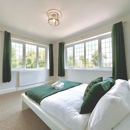 בית נופש Bright 5 Bedroom House In Didsbury,