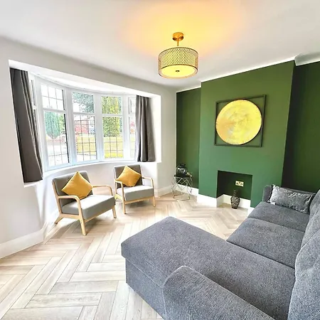 Bright 5 Bedroom House In Didsbury, Tatil Evi *