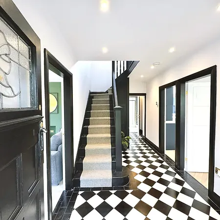Tatil Evi Bright 5 Bedroom House In Didsbury,