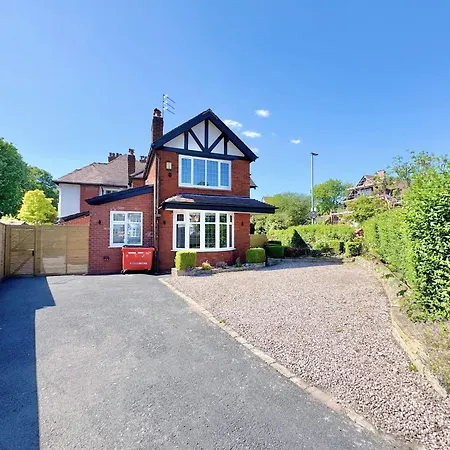 Bright 5 Bedroom House In Didsbury, Tatil Evi *