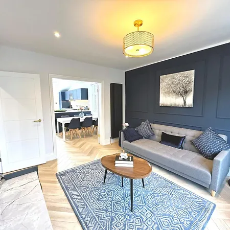 Bright 5 Bedroom House In Didsbury, Tatil Evi Manchester