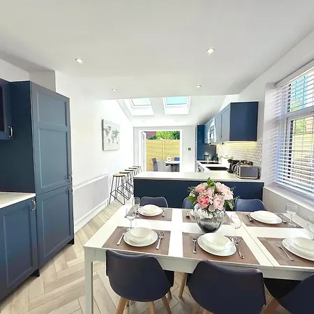 בית נופש Bright 5 Bedroom House In Didsbury, מנצ'סטר
