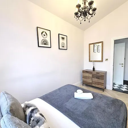 Bright 5 Bedroom House In Didsbury, מנצ'סטר