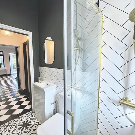 Bright 5 Bedroom House In Didsbury, Сasa de vacaciones Mánchester