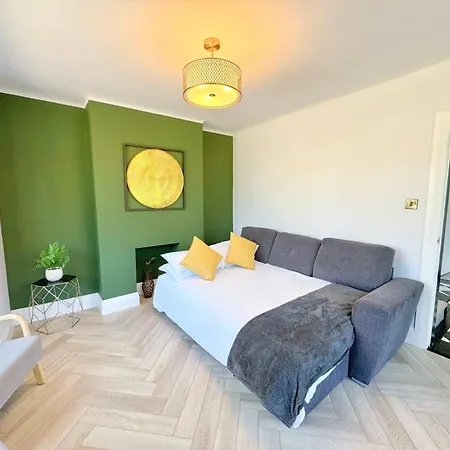 בית נופש Bright 5 Bedroom House In Didsbury, *