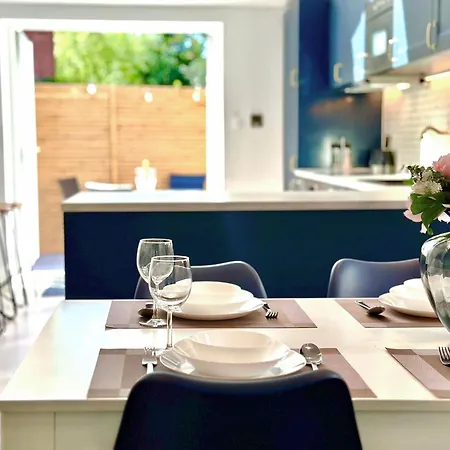 בית נופש Bright 5 Bedroom House In Didsbury,