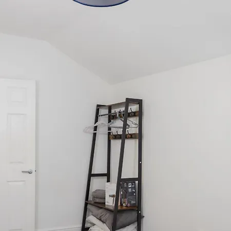 Cozy And Warm 2 Bed In M16 Apartment