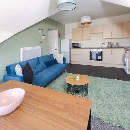 Cozy And Warm 2 Bed In M16 Apartment