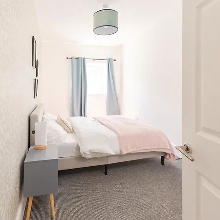 Cozy And Warm 2 Bed In M16 Apartment Manchester