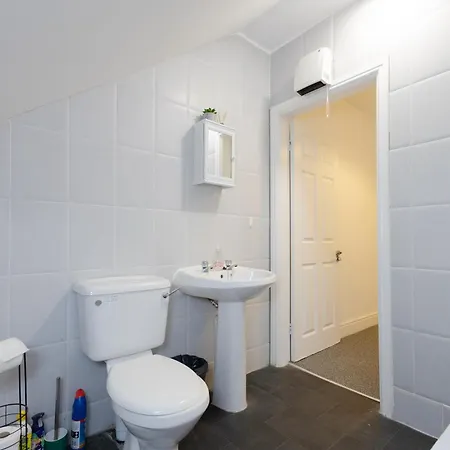 Cozy And Warm 2 Bed In M16 Apartment