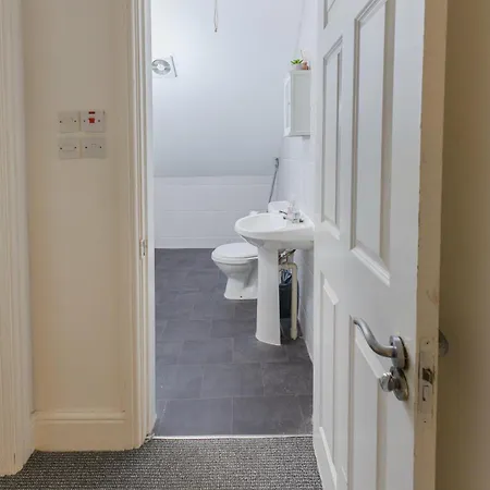 Cozy And Warm 2 Bed In M16 Apartment