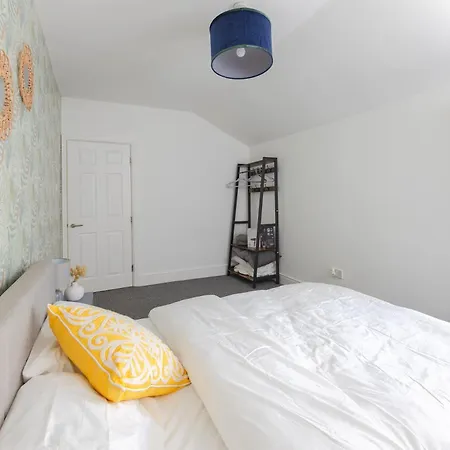 Cozy And Warm 2 Bed In M16 Apartment