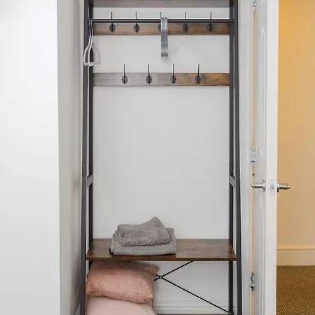 Cozy And Warm 2 Bed In M16 Apartment *