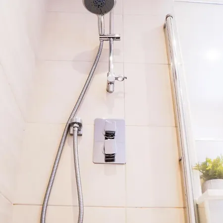 Centre Apt, With Free Secured Parking & Balcony, Sleeps 4 *