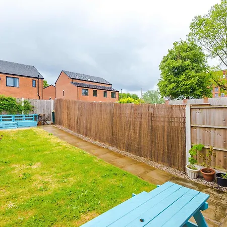 Spacious & Bright 2-bed By 53 Degrees Property, Perfect For Couples With Parking & Garden Tatil Evi Manchester
