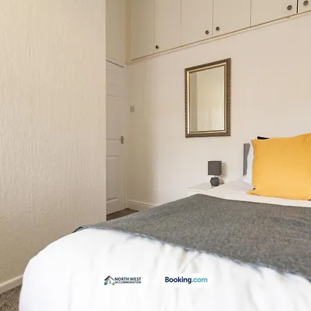 Newly Refurbished 2-Bedroom House In Manchester Ideal For Contractors With Free Parking & Wifi Σπίτι διακοπών *