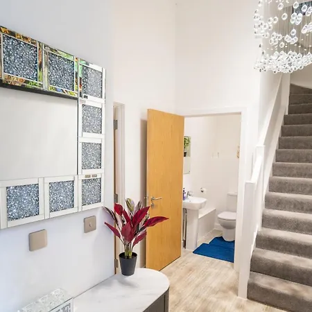 Mega7 Spacious 2bedroom Apartment, 2 Bathrooms, Balcony And Free Parking Μάντσεστερ