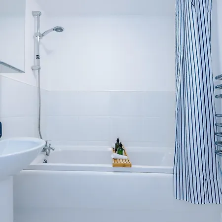 Apartamento Salford Serene Escape - Modern 2br Retreat With Balcony & Parking By Parydise - Sleeps 6 Manchester