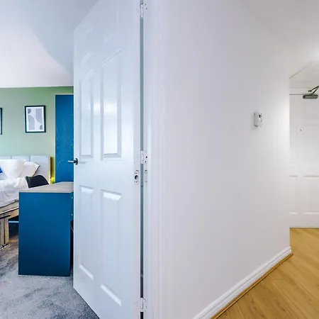 Apartamento Salford Serene Escape - Modern 2br Retreat With Balcony & Parking By Parydise - Sleeps 6 Manchester