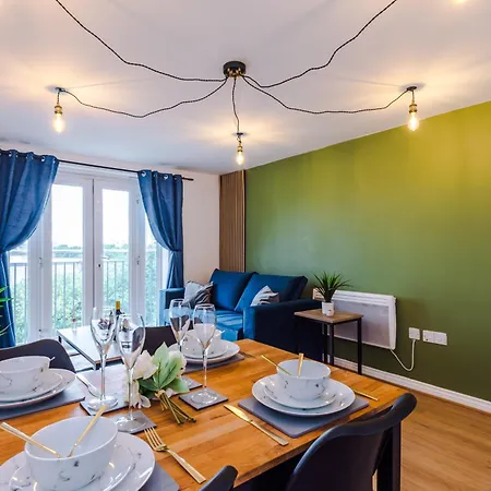 Apartamento Salford Serene Escape - Modern 2br Retreat With Balcony & Parking By Parydise - Sleeps 6 *