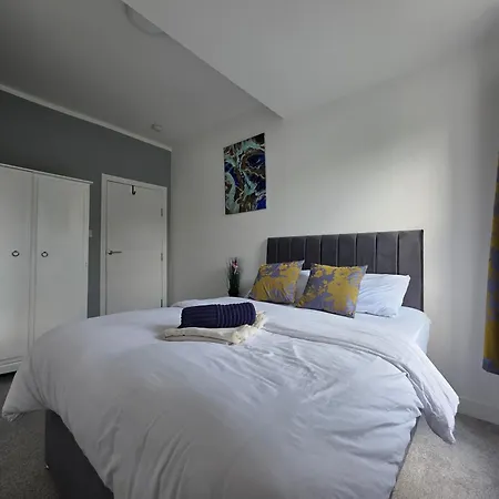 Daire Bright, Modern & Comfortable 2-bedroom Manchester
