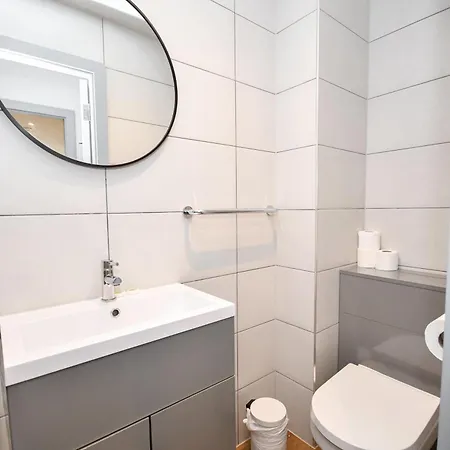 Sleek 2bed Flat In W Security