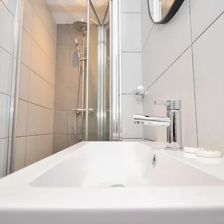 Sleek 2bed Flat In W Security