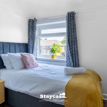 3-bedroom House W Free Parking, Near Man Airport! *