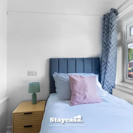 3-bedroom House W Free Parking, Near Man Airport! Vakantiehuis Manchester