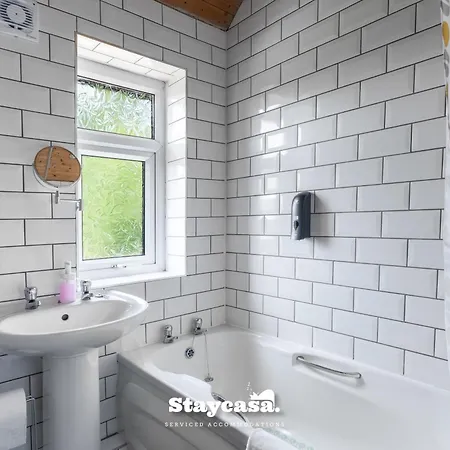 3-bedroom House W Free Parking, Near Man Airport! *