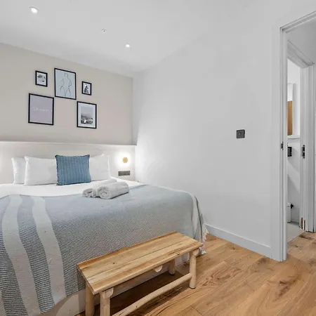 Stunning Luxury Townhouse In Centre Of