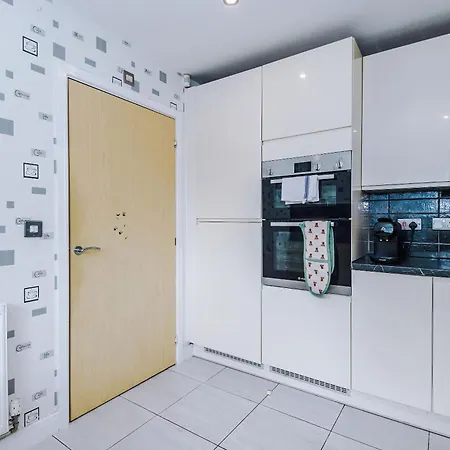 Large 4bedroom 4bathroom Townhouse By Coop Live Arena * Manchester