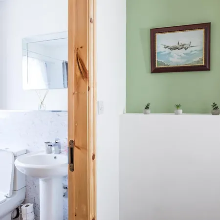 Retreat, Free Parking & Sleeps 5 Apartman