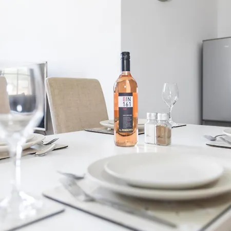 Retreat, Free Parking & Sleeps 5 Apartman Manchester