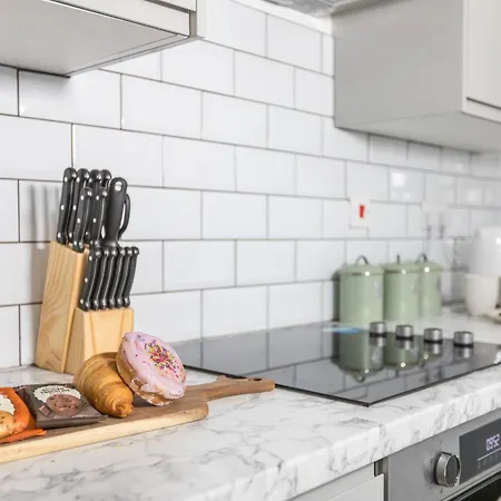 Retreat, Free Parking & Sleeps 5 Apartman *