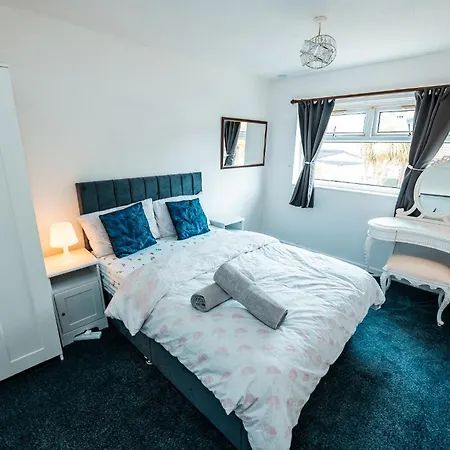 Semesterbostad 3-bed Retreat - Sleeps 8 Garden & Parking Manchester