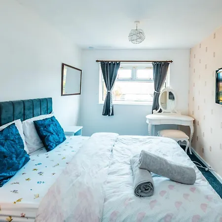 3-bed Retreat - Sleeps 8 Garden & Parking *